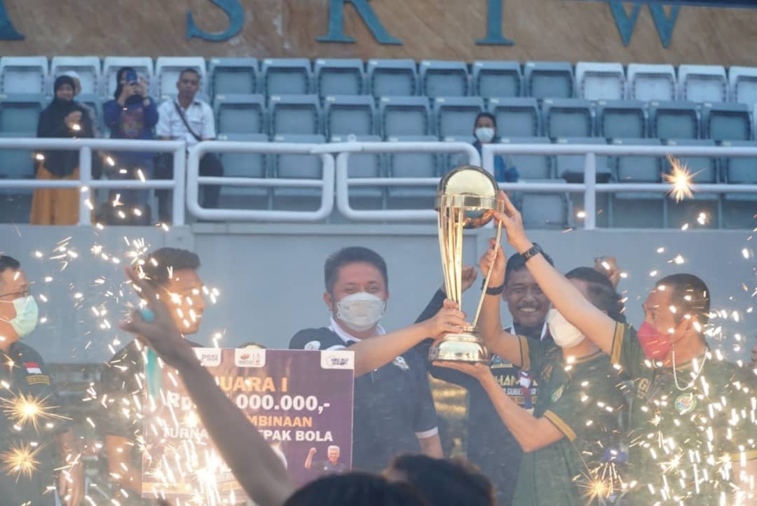 Gubernur Sumsel H Herman Deru resmi menutup perhelatan turnamen sepakbola Piala Gubernur U20 Tahun 2021, Rabu (17/11/2021). 