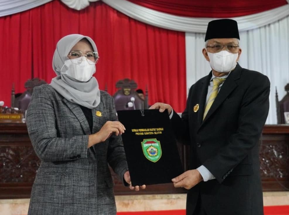 Wakil Gubernur Sumsel H Herman Deru menyampaikan jawaban Gubernur Sumsel terkait pemandangan umum fraksi-Fraksi DPRD Provinsi Sumsel terhadap Raperda APBD Provinsi Sumsel Tahun anggaran 2022 pada Rapat Paripurna XLIII (43) DPRD Provinsi Sumsel, Kamis (18/11).