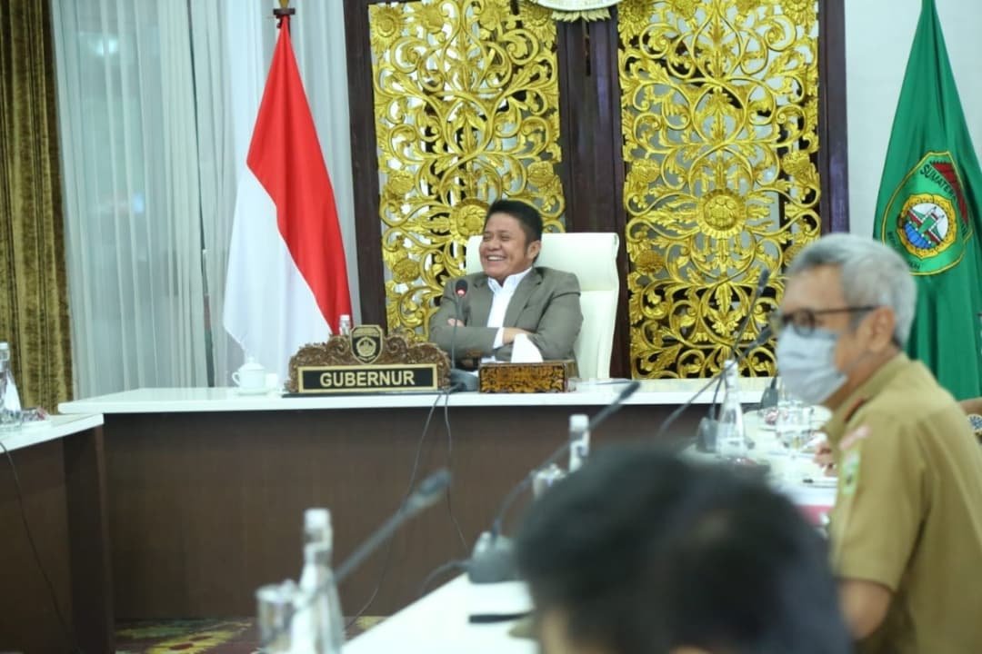 Gubernur Sumsel H. Herman Deru melakukan paparan sebagai nominator calon pemenang ajang Innovative Government Award (IGA) 2021 secara virtual dari Griya Agung, Selasa (23/11)
