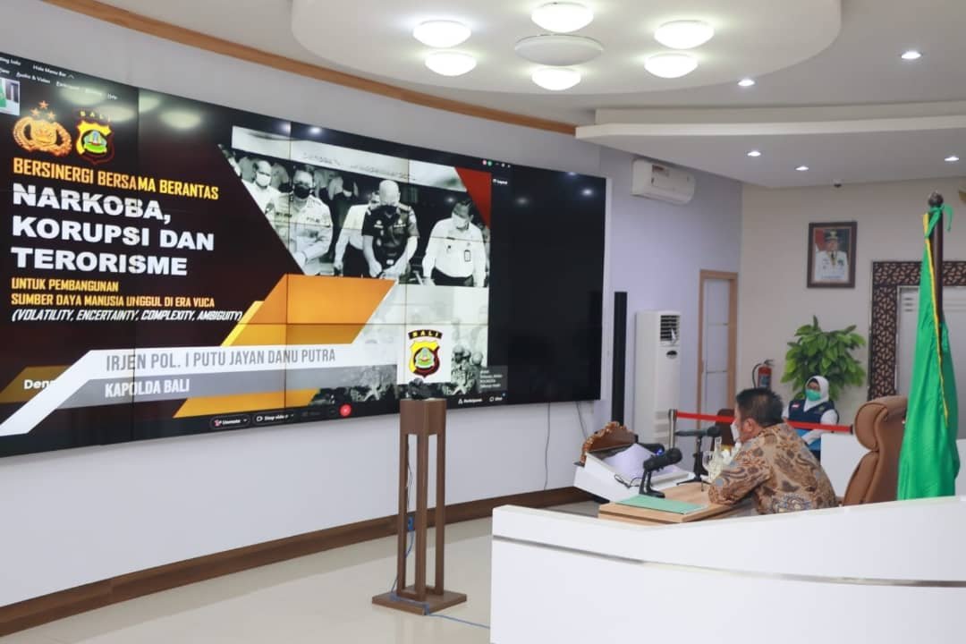 Gubernur Sumatera Selatan (Sumsel), H Herman Deru mengikuti diskusi panel yang diselenggarakan atas kerjasama Badan Narkotika Nasional (BNN), Komisi Pemberantasan Korupsi (KPK) dan Badan Nasional Penanggulangan Terorisme (BNPT) dengan tuan rumah Provinsi Bali secara virtual hadir di Command Center, Rabu (24/11) pagi