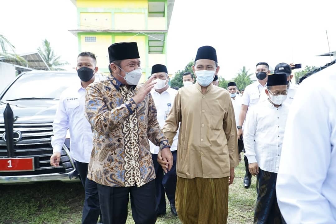 Gubernur Herman Deru hadiri pengajian akbar dan Tasyukuran Wisuda Santri Tahfidz Al-Quran di halaman Ponpes Salafiyah dan Tahfidzul Quran Al-Falah di Desa Putak Kecamatan Gelumbang Kabupaten Muara Enim, Rabu (24/11/2021) siang.