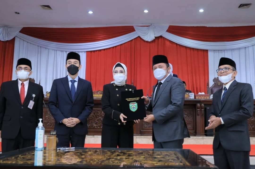 Gubernur Sumsel H Herman Deru bersama Ketua DPRD Provinsi Sumsel Hj. R.A. Anita Noeringhati menandatangani surat keputusan bersama terhadap Rancangan Peraturan Daerah (Raperda) APBD Provinsi Sumsel Anggaran tahun 2022.