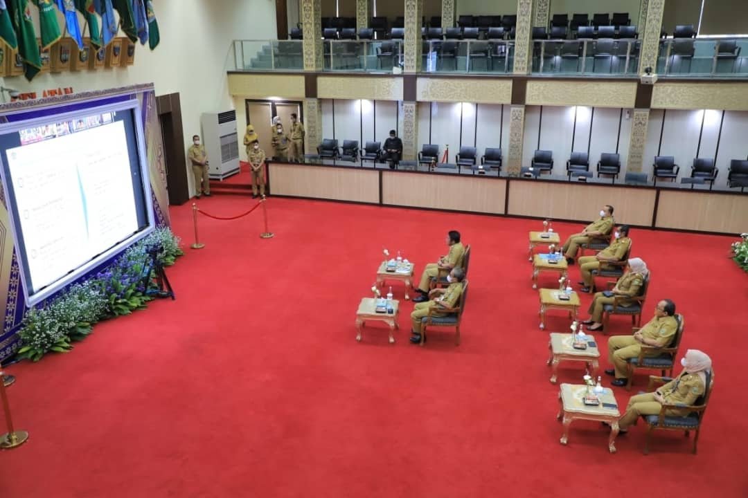 Herman Deru saat rapat penerimaan Penyerahan Daftar Isian Pelaksanaan Anggaran (DIPA) dan Buku Daftar Alokasi Transfer ke Daerah dan Dana Desa Tahun 2022 oleh Presiden RI Joko Widodo secara virtual dari Auditorium Bina Praja Setda Provinsi Sumsel, Senin (29/11/2021).