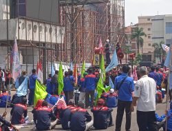 Ribuan Buruh di Sumsel Tuntut Pembatalan Keputusan Gubernur