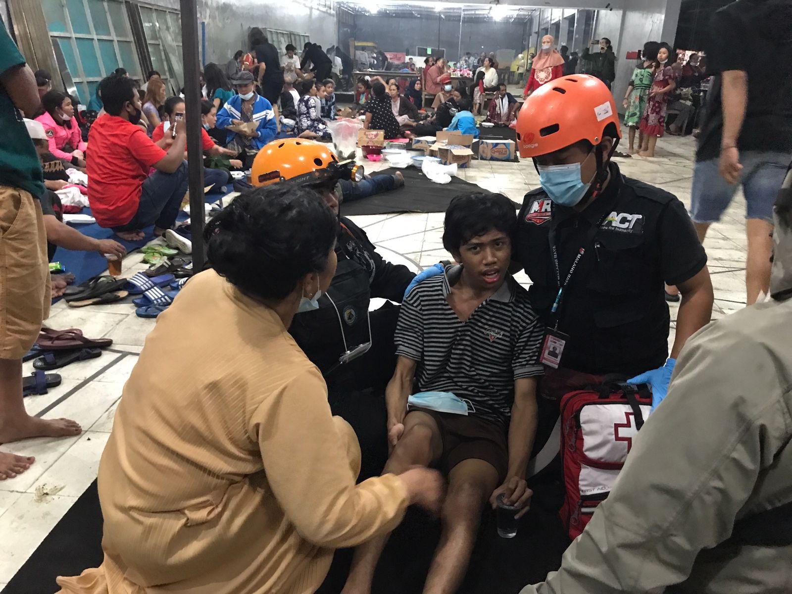 Tim ACT saat membantu korban banjir bandang yang menerjang beberapa titik di Kota Batu dan Malang, Jawa Timur, pada Kamis (4/11/21) kemarin