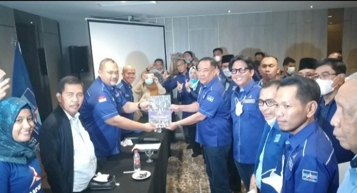 Suasana penyerahan dukungan 17 DPD Partai Demokrat Kabupaten dan Kota untuk Cik Ujang, Selasa di Hotel Excelton Palembang Selasa (30/11).