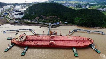 Foto: Ilustrasi Tanker minyak VLCC terlihat di terminal minyak mentah di pelabuhan Ningbo Zhoushan, provinsi Zhejiang, Cina 16 Mei 2017. REUTERS / Stringer / File Photo