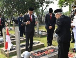 Momen Jokowi-Ma’ruf Tabur Bunga di Makam Pahlawan Kalibata