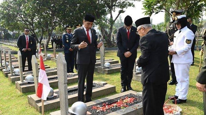 Presiden Joko Widodo (Jokowi) dan Wakil Presiden Ma'ruf Amin menggelar upacara peringatan Hari Pahlawan di Taman Makam Pahlawan (TMP) Kalibata, Jakarta Selatan.