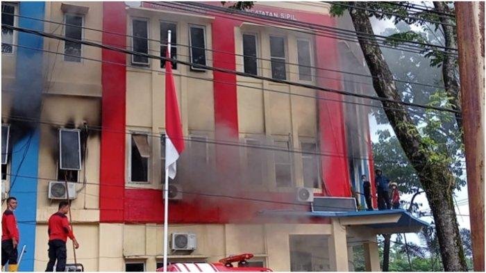 Kebakaran terjadi di kantor Dinas Kependudukan dan Pencatatan Sipil Kota Palembang, Rabu (17/11/2021) sore ini.