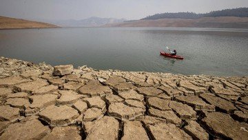 Foto: Warga dengan menggunakan kayak memancing di Danau Oroville saat permukaan air rendah karena kondisi kekeringan yang berkelanjutan di Oroville, California