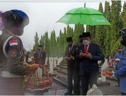 Diguyur Hujan, Deru Tetap Laksanakan Upacara Hari Pahlawan
