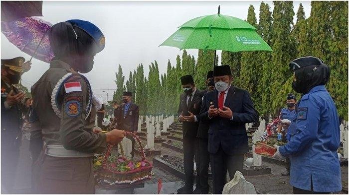 Suasana Peringatan Hari Pahlawan tahun 2021 di Taman Makam Pahlawan Ksatria Ksetra Siguntang, Jalan Jendral Sudirman, Rabu (10/11/2021)