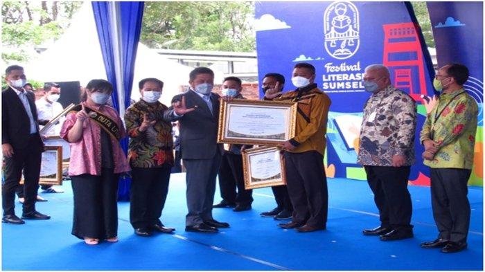 Ratu Tenny Leriva foto dengan Gubenrur Sumsel Herman Deru usai dikukuhkan sebagai Duta Literasi Sumsel menggantikan sang kakak tercinta almarhumah, Percha Leanpuri, Sabtu (6/11/2021).