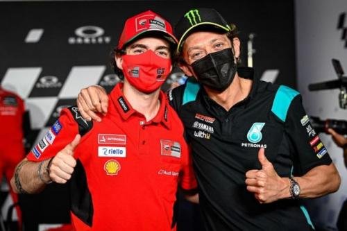 valentino-rossi-harap-francesco-bagnaia-jangan-salah-pilih-ban-di-motogp-algerve-2021