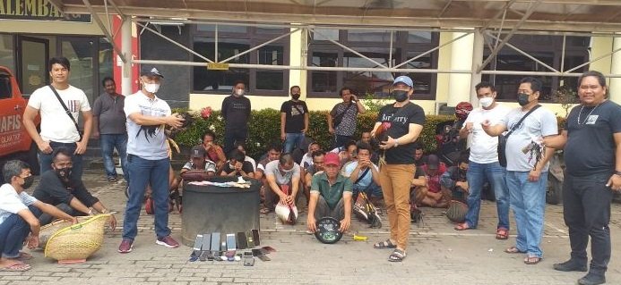 Opsnal Unit Ranmor Sat Reskrim Polrestabes Palembang menggerebek lokasi perjudian sabung ayam di Kecamatan Sako, Palembang, Minggu (19/12/2021) sekira pukul 13.00 Wib. 