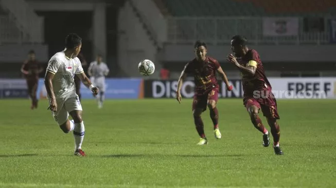 Gelandang Sriwijaya FC Nur Iskandar (kanan) bersaing mengejar bola dengan pemain belakang Persiba Balikpapan Imam Mahmudi selama pertandingan grup X babak 8 besar Liga 2 antara Sriwijaya FC melawan Persiba Balikpapan di Stadion Pakansari, Bogor, Jawa Barat, Rabu (15/12/2021). Sriwijaya FC akan menghadapi Persis Solo, Minggu (19/12/2021) malam ini