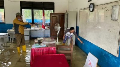 Kadis Pendidikan kota Palembang saat meninjau sekolah yang terdampak banjir, Sabtu (25/12/2021).