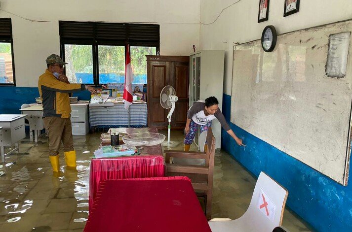 Kadis Pendidikan kota Palembang saat meninjau sekolah yang terdampak banjir, Sabtu (25/12/2021).