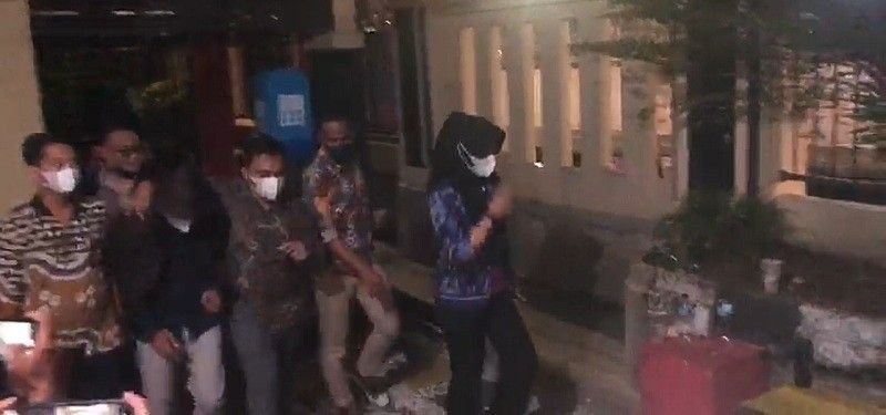 Tersangka menggunakan jaket hitam saat digiring penyidik keluar Unit Renakta Polda Sumsel, Jumat (10/12/2021)