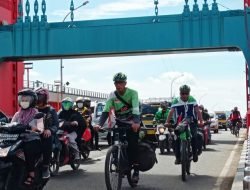 2 Pria Asal Tangsel Berhaji Naik Sepeda Melintas Jembatan Ampera
