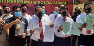 Subdit III Jatanras Ditreskrimum Polda Sumatera Selatan (Sumsel) menangkap delapan orang pelaku yang menduduki lahan perkebunan sawit PT Treekreasi Marga Mulya (TMM) di Desa Suka Mukti, Kecamatan Mesuji, Kabupaten Ogan Komering Ilir (OKI) Kamis (16/12/2021). 