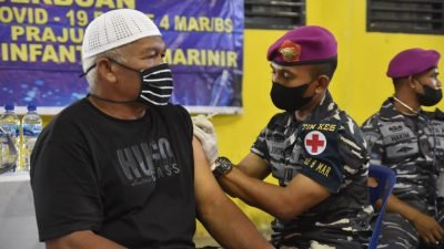 Batalyon Infanteri 8 Marinir bersinergitas dengan Polres Langkat kembali mensukseskan serbuan Vaksin untuk masyarakat Kab. Langkat di Gedung Olah Raga (GOR) Stabat, Kab. Langkat, Sumatera Utara. Sabtu (11/12/2021).