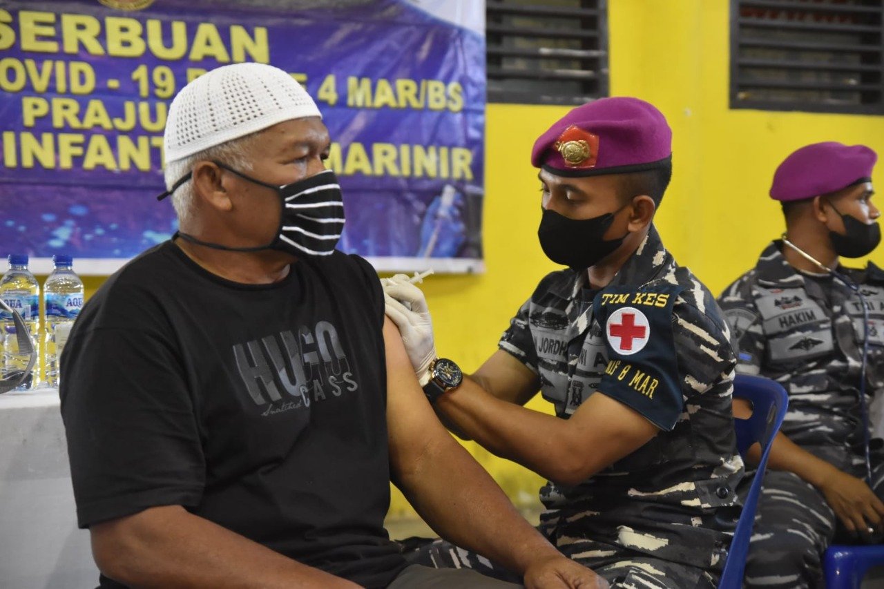 Batalyon Infanteri 8 Marinir bersinergitas dengan Polres Langkat kembali mensukseskan serbuan Vaksin untuk masyarakat Kab. Langkat di Gedung Olah Raga (GOR) Stabat, Kab. Langkat, Sumatera Utara. Sabtu (11/12/2021).