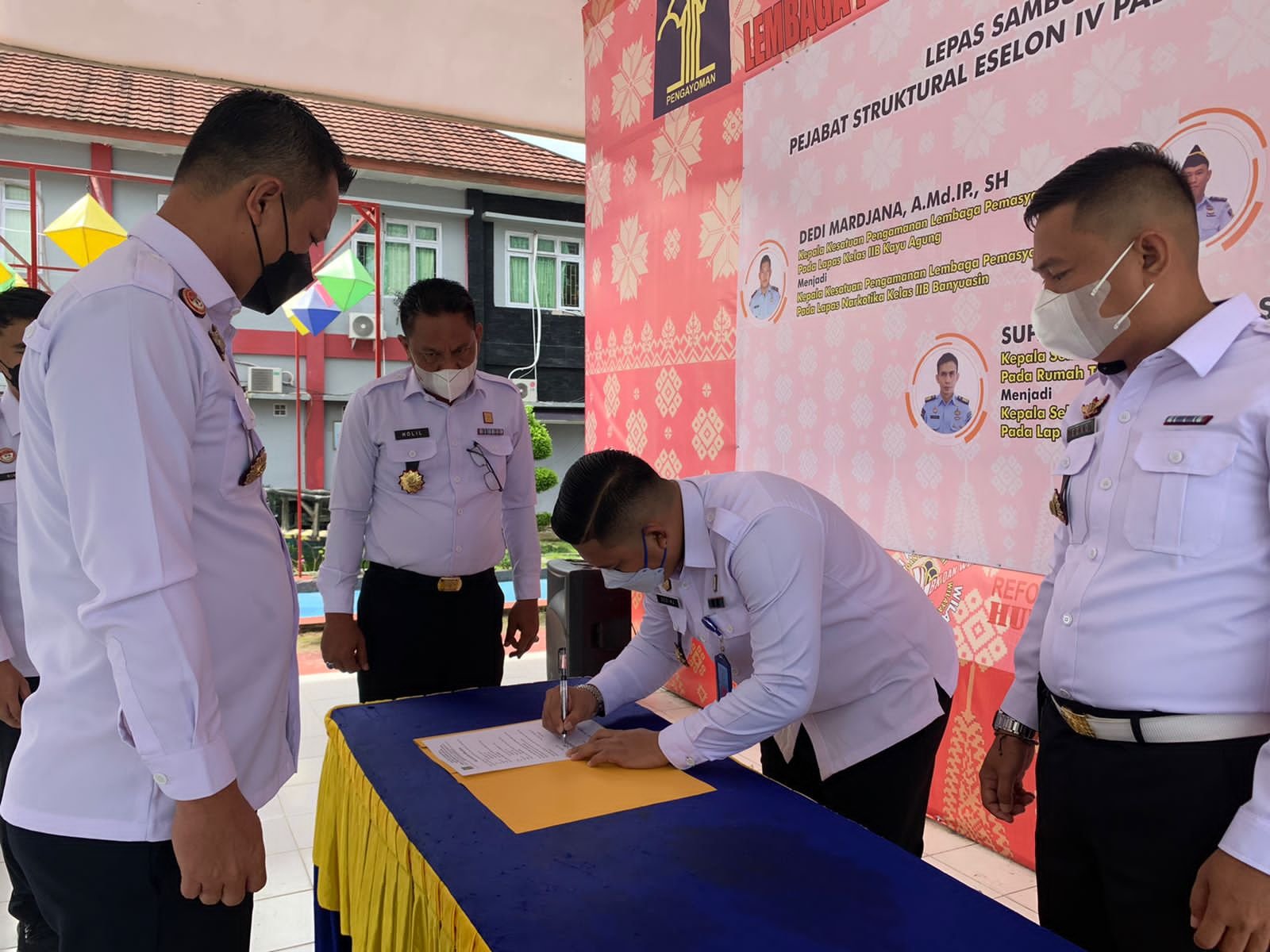 Lapas Kelas II B Kayuagung, Kabupaten Ogan Komering Ilir Sumatera Selatan mengadakan acara pisah sambut pejabat struktural, Kepala Pengamanan Lapas dan Kasi Administrasi dan Keamanan di Aula Lapas Kelas II B Kayuagung, Rabu (15/12/2021). 