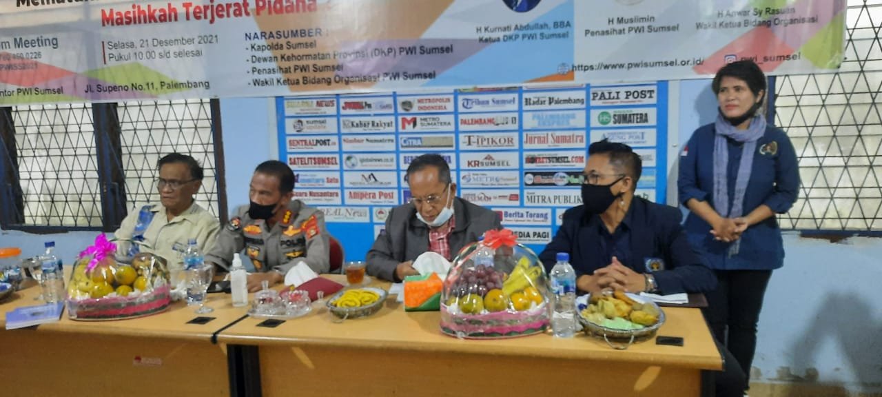 Persatuan Wartawan Indonesia Sumatra Selatan (PWI Sumsel) menggelar Ngopi COW (Ngobrol pintar caro wartawan) dengan tema "Mematuhi KEJ dan Kode Perilaku Wartawan" Masihkah Terjerat Pidana di sekretariat PWI Sumsel Jalan Supeno No 11 Palembang, Selasa (21/12/2021).