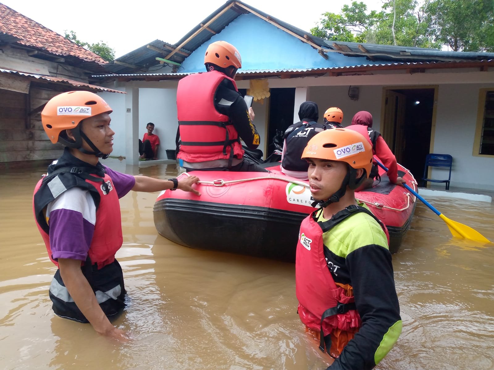 Tim Emergency Response ACT MRI Palembang masih terus berjibaku mengevakuasi warga yang terdampak banjir.