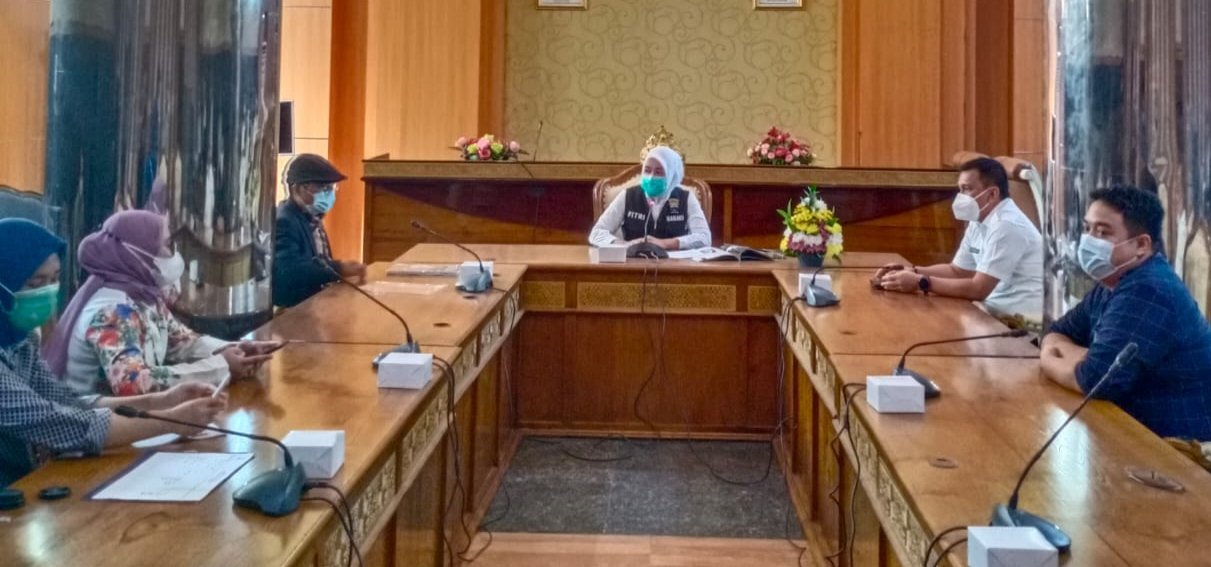 Fitri masuk deretan orang berpengaruh di Provinsi Sumatere Selatan (Sumsel) yang aktif turun langsung membantu warga ditengah kesusahan. Dijadwalkan Fitri akan menerima penghargaan tersebut Minggu (12/12/2021) di Jakarta.