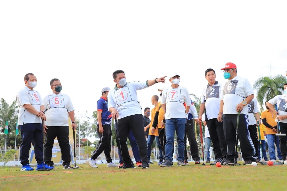 Gubernur Sumsel H Herman Deru bersama Forum Koordinasi Pimpinan Daerah (Forkopimda) Sumsel melakukan kegiatan Fun Morning GateBall dalam rangka memperingati Hari Bhakti PU ke-76 Tahun di Halaman Griya Agung Palembang.