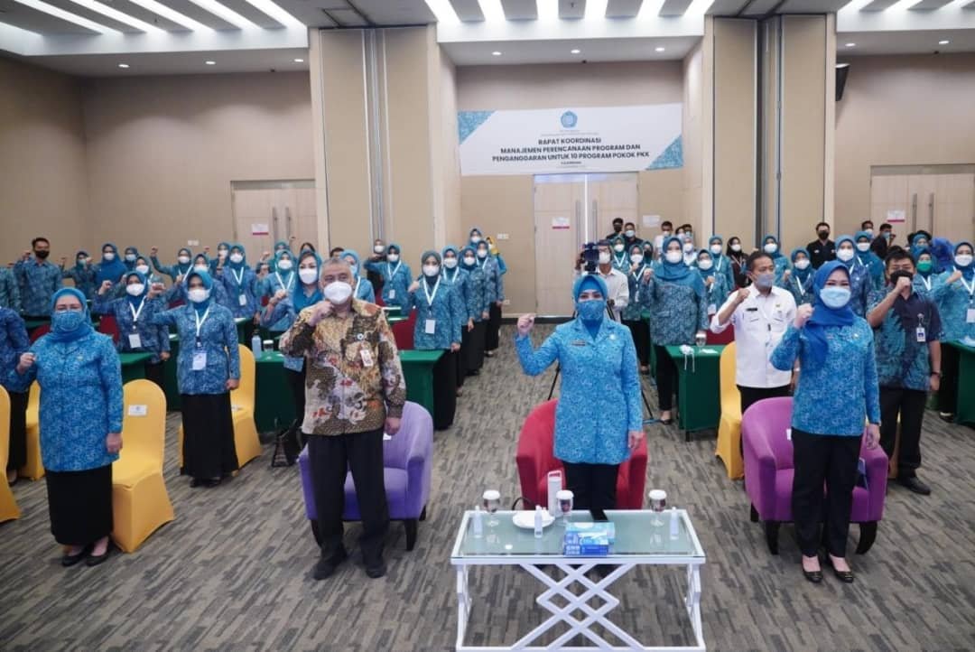 Ketua Umum TP PKK Tri Tito Karnavian meminta kepada seluruh pengurus PKK se-Indonesia untuk  menciptakan kreativitas dalam menyusun program kerja dengan skala prioritas.