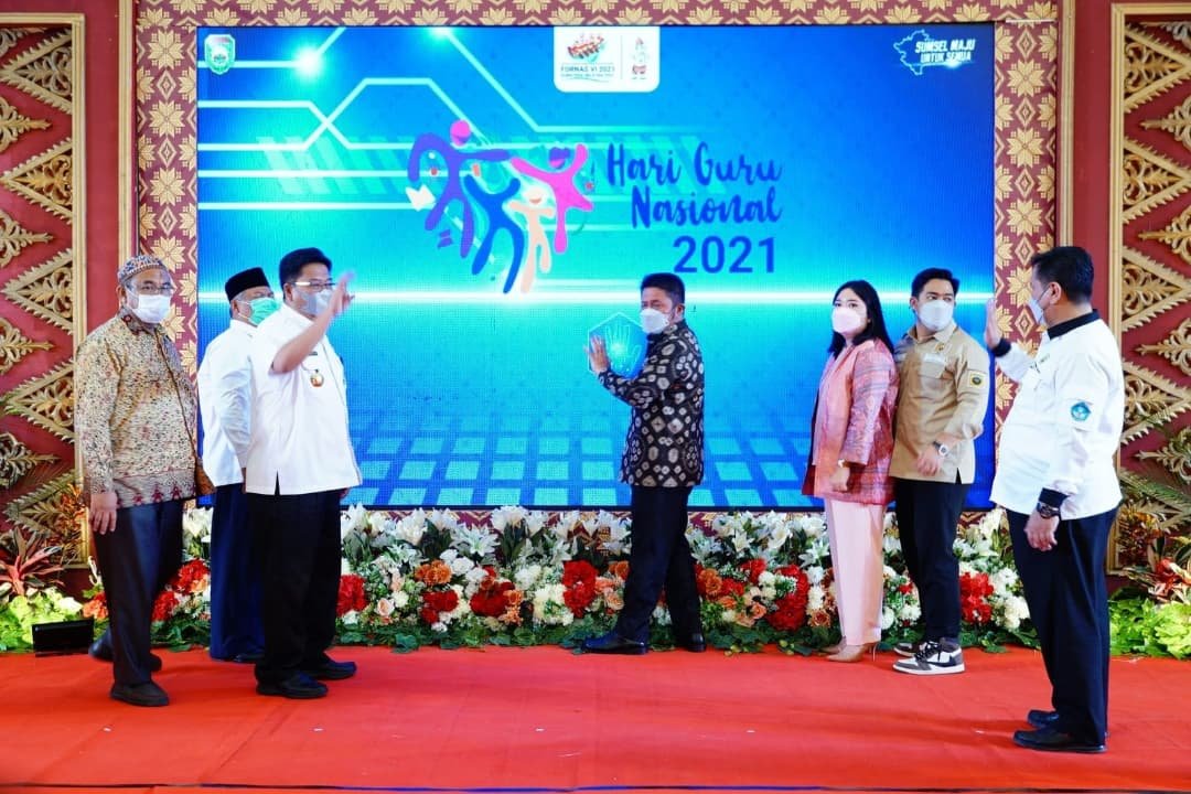 Gubernur Sumsel H Herman Deru terus mendorong guru di Sumsel untuk terus berinovasi untuk menjawab kebutuhan zaman. 