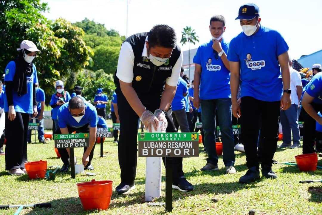Meminimalisir terjadinya genangan air serta memperbanyak daerah resapan air, Gubernur Sumsel H. Herman Deru menggagas Gerakan 10.000 Biopori.