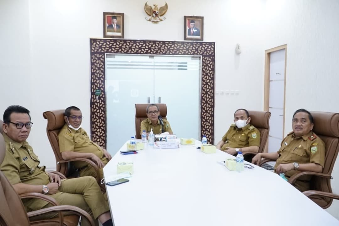 Sekda Sumsel, SA Supriono saat membuka Focus Group Disscussion (FGD) ke III terkait Penentuan Komoditas, Produk dan Jenis Usaha (KPJU) Unggulan Provinsi Sumatera Selatan yang diselenggarakan Universitas Sriwijaya (UNSRI) bersama Bank Indonesia Perwakilan Provinsi Sumatera Selatan, Senin (6/12/2021).