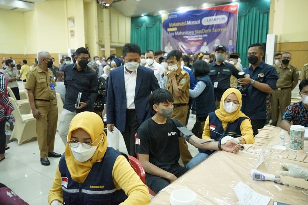 Herman Deru saat meninjau vaksinasi massal yang digelar Leanpuri Center & Foundation bekerjasama dengan Liga Mahasiswa Nasdem di Gedung Kesenian Baturaja, Kabupaten Ogan Komering Ulu (OKU), Senin (6/12/2021).