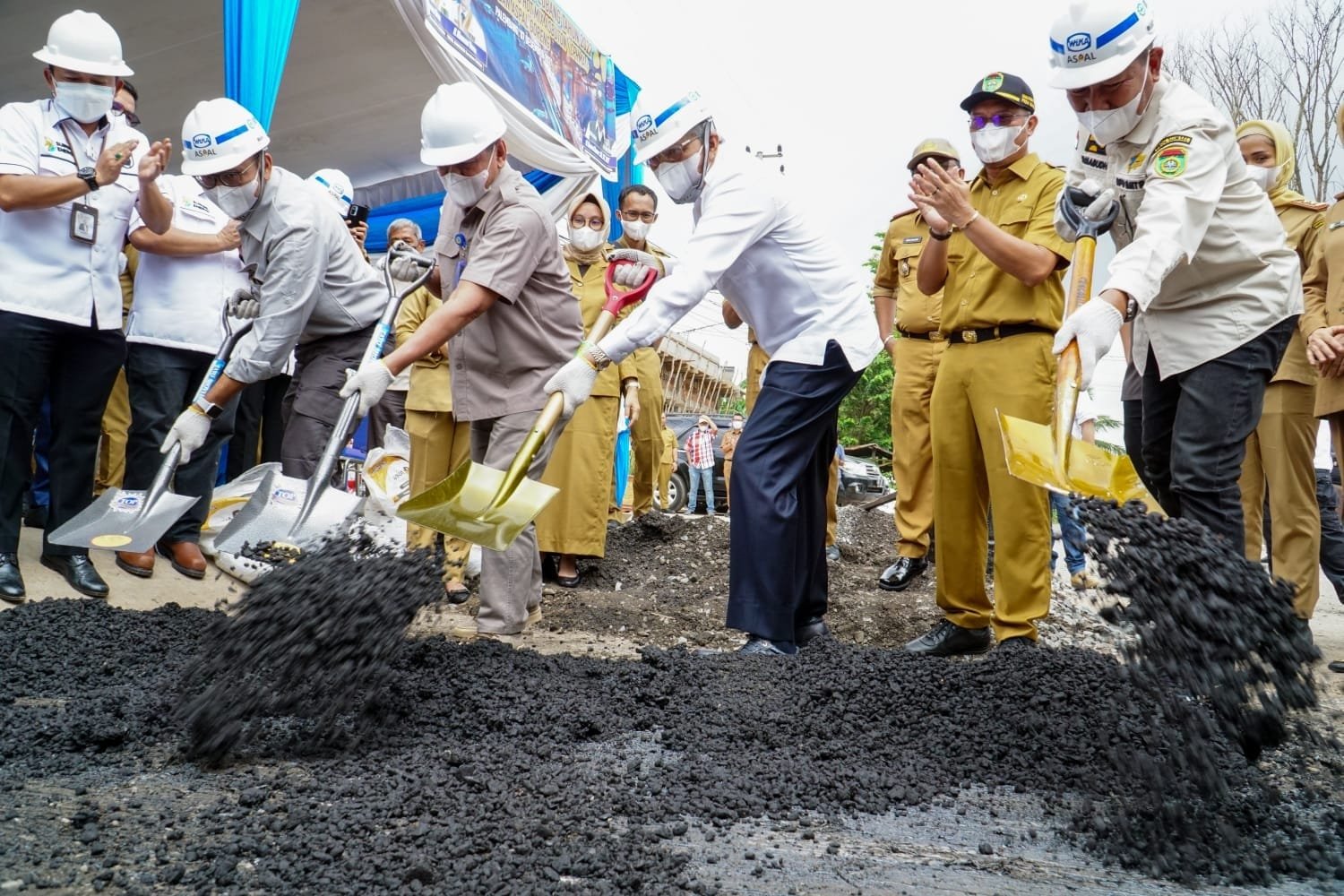 Pemprov Sumsel melalui Dinas PU Bina Marga dan Tata Ruang menggandeng PT. WIKA Bitumen siap siaga melakukan perbaikan jalan yang rusak ringan melalui Program Sumsel Bebas Lubang Tahun 2022 yang secara resmi program tersebut dilaunching oleh Wakil Gubernur Mawardi Yahya bertempat di Jl. Kolonel Sulaiman Amin Palembang, Selasa, (7/12) pagi.