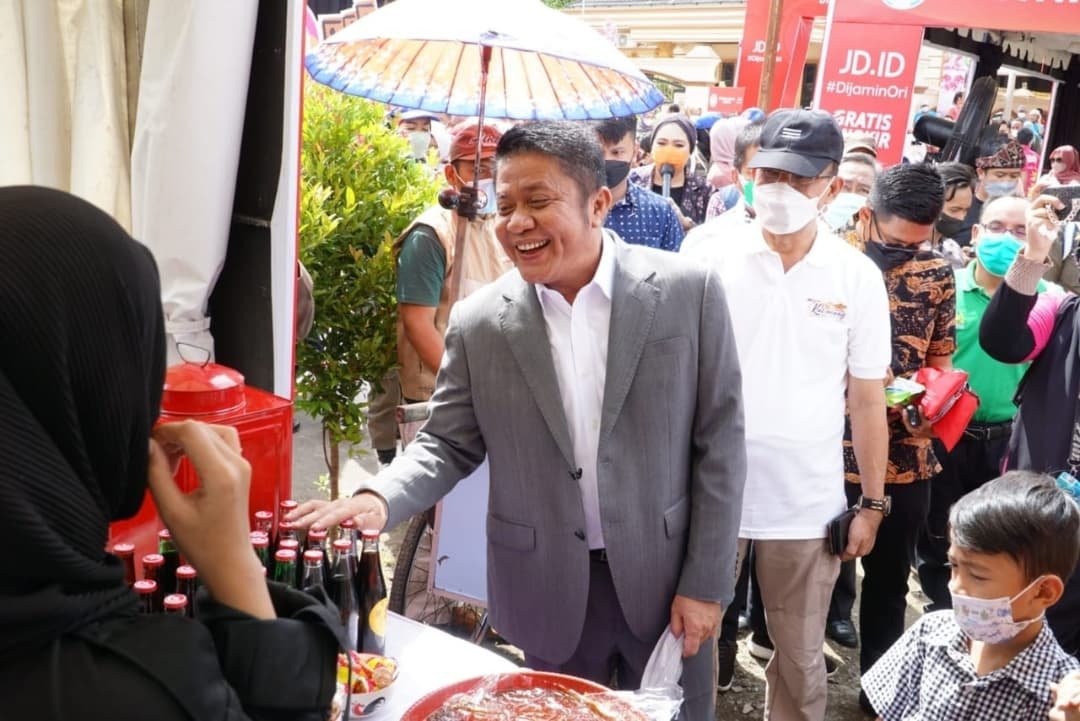 Herman Deru saat meninjau stand Festival Kulintang (Kuliner Talang Kepuh) di Kelurahan Talang Kepu Kecamatan Gandus Palembang, Sabtu (11/12/2021). 