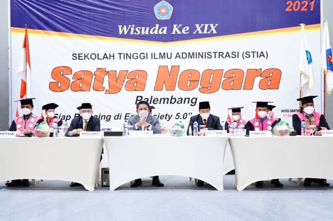 Herman Deru saat menghadri wisuda sarjana XIX Sekolah Tinggi Ilmu Administrasi (STIA) Satya Negara di Hotel Santika Bandara Premiere Palembang, pada Sabtu pagi, (11/12/2021). 