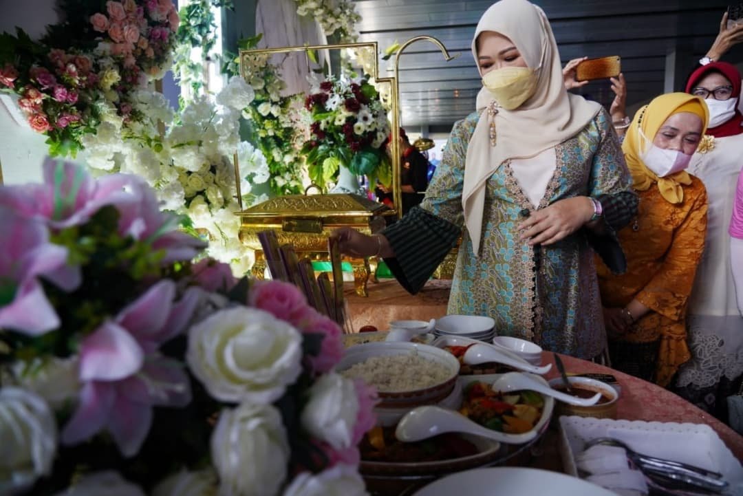 Feby Deru saat membuka Catering Expo dan Festival Kuliner Sumsel tahun 2021, di lapangan parkir PTC Mall, Sabtu (18/12/2021). 