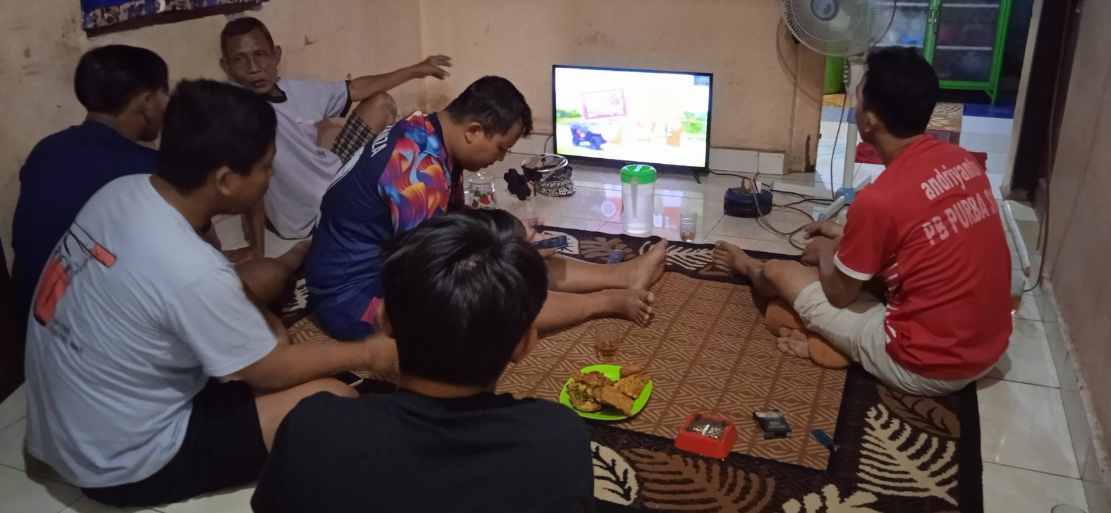 Nonton bareng Indonesia vs Malaysia sambil makan gorengan
