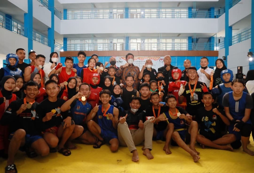 Gubernur Sumatera Selatan H. Herman Deru melihat langsung kegiatan seleksi daerah dalam olahraga seni tarung tradisi, di Gedung Serbaguna SMK 2 Palembang, Minggu, (19/12/2021). 