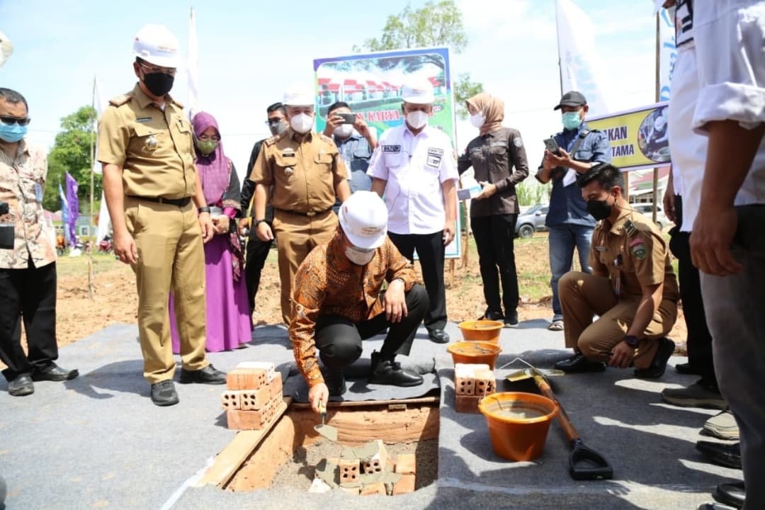 Herman Deru saat launching dan peletakan batu pertama perumahan Taman Karya Indah, Senin (20/12/2021). 