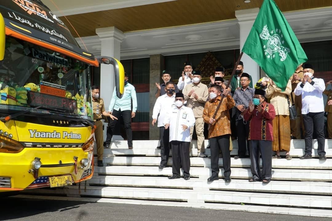 Gubernur Sumsel H. Herman Deru melepas peserta Muktamar Nahdlatul Ulama (NU) dari PWNU Sumsel dan PCNU Kab/Kota se Sumsel untuk mengikuti kegiatan Muktamar NU ke-34 di Provinsi Lampung 22-23 Desember