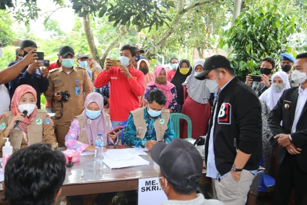 Gubernur Sumsel H. Herman Deru mengimbau semua kepala daerah tidak sungkan melakukan vaksinasi door to door.