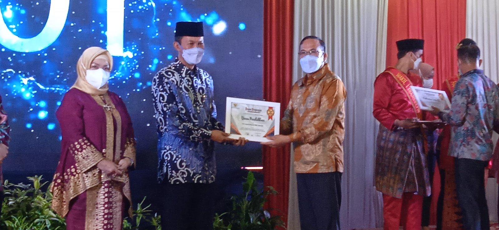 Kadisdik Palembang, Ahmad Zulinto saat menerima penghargaan dari Walikota Palembang, Harnojoyo