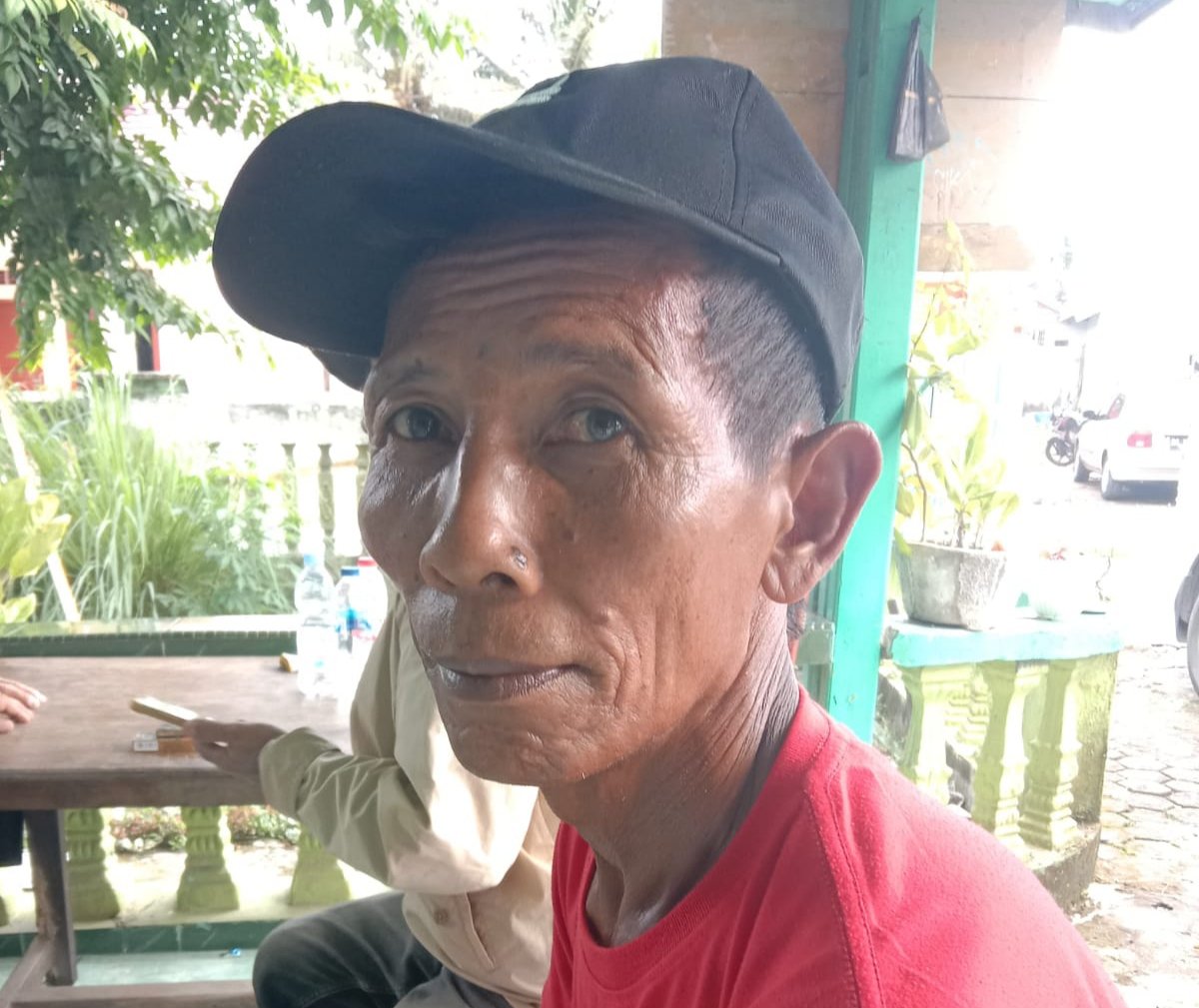 Anak kecil warga Aroni bermain air saat banjir, Sabtu (25/12/2021).