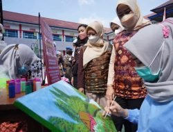 Hari Ibu Dilapas Perempuan Diwarnai Isak Tangis